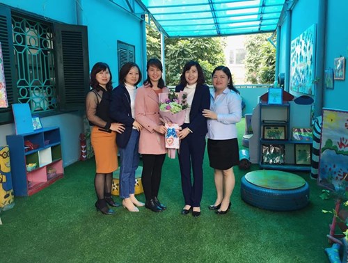 Tháng 1/2019  Công đoàn Trường mầm non Long Biên đã tặng hoa và quà sinh nhật cho 04 đồng chí